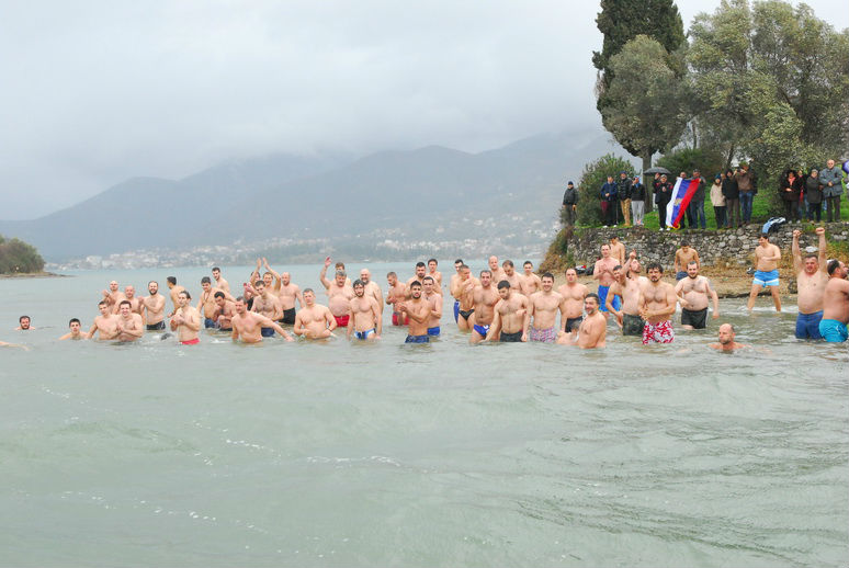 Ucesnici Bogajavljenskog plivanja