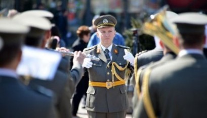 609383_nis03-kapetan-dejan-djordjevic-dirigent-vojnog-orkestra-na-defileu-u-nisu_f