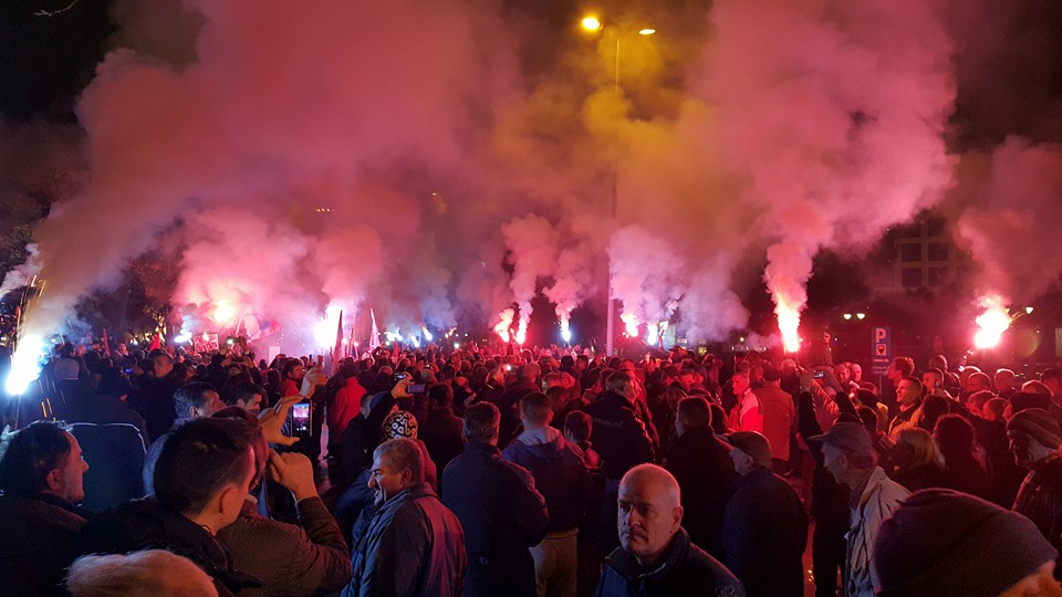 [Слика: protest-ispred-javnog-servisa.jpg]