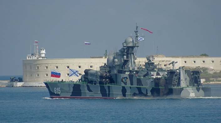 Ракетни брод Бора током пробе за параду за Дан војно-поморске флоте РФ у Севастопољу