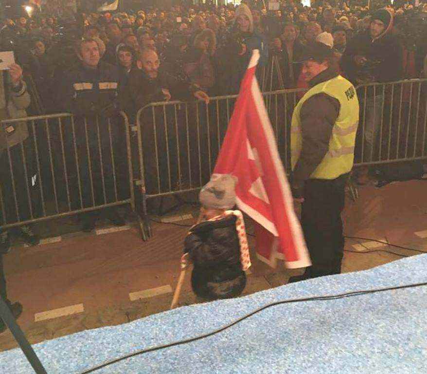 dijete sa zastavom