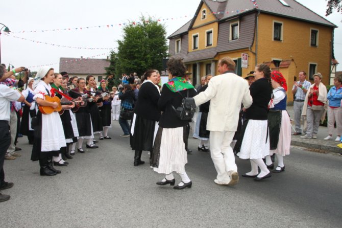 Luzicki-Srbi-igraju-kolo-670x446