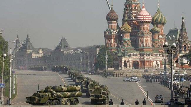 rusija-kremlj-tenkovi