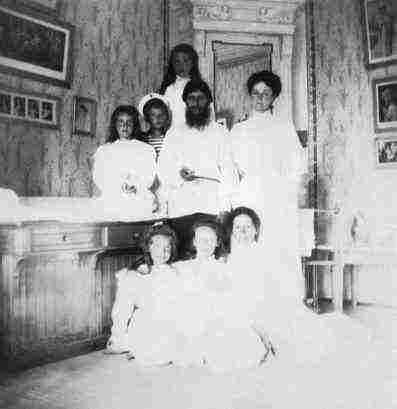 Aleksandra Fjodorovna sa decom i Raspućin,1908.