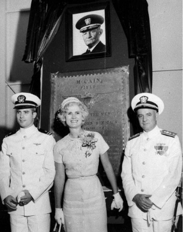 Мекејн са мајком и оцем који је као адмирал заташкао грешку.