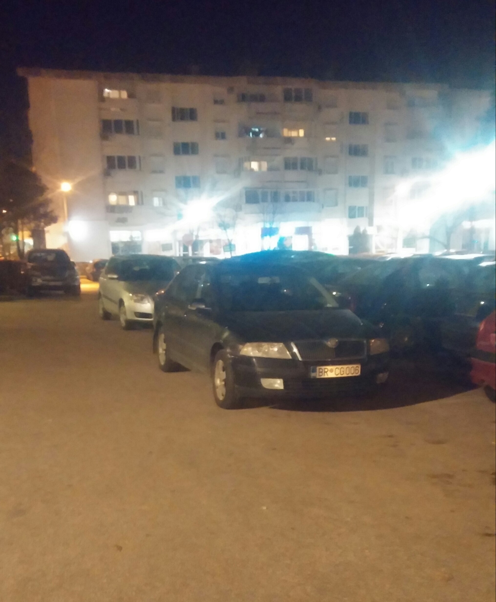 sluzbeno vozilo 50 m od opstine, ispred stana fun