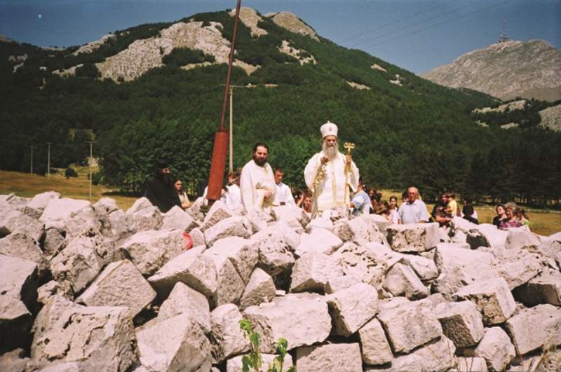 mitropolit sluzi liturgiju nad ostacima kapele na lovcenu