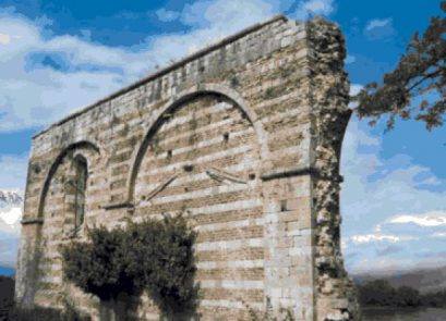 Crkva Sv. Srđa i Vakha, selo Širć – Skadar (na obali reke Bojane) – crkvu podigla Jelena Anžujska (žena Kralja Uroša I) 1290. godine – crkvu obnovio njen sin Milutin 1311. godine. Na slici: ostaci južnog zida