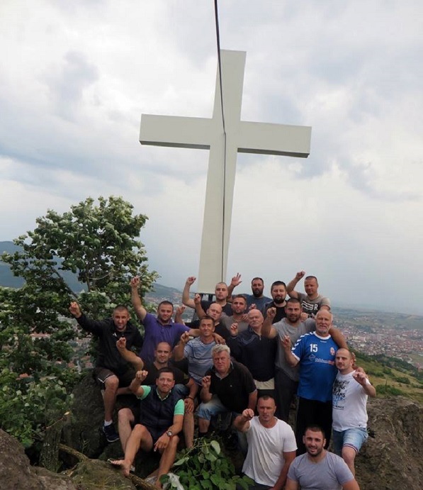Христово знамење над светом земљом: Митровчани подигли крст над градом
