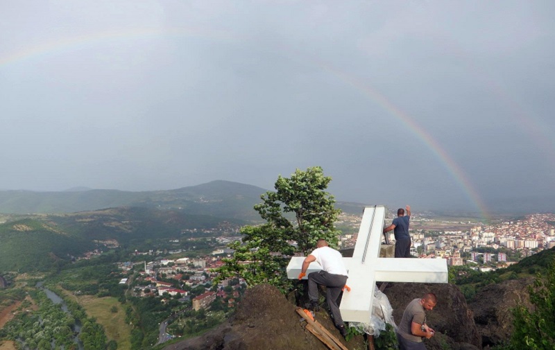 Христово знамење над светом земљом: Митровчани подигли крст над градом