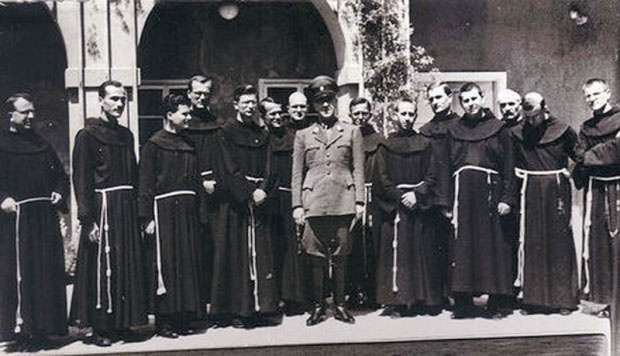 Ustaški vođa Ante Pavelićev sa fratrima Katoličke crkve