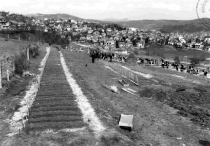 Grobovi Srba pronađenih u masovnoj grobnici kod Mrkonjić Grada