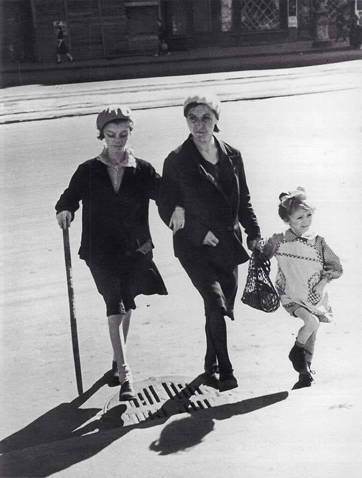 Lenjingrad 1942, Veronika, Lora, Dolores