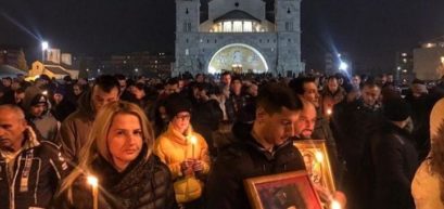 (ВИДЕО, ФОТО) Божићни „устанак“: Црна Гора настаља да брани своје светиње, иконама и молитвом против срамног закона