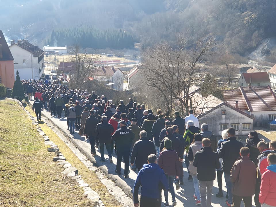 Црна Гора на ногама: У свим градовима народ поручује – Не дамо светиње! (фото, видео)