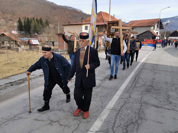 (ВИДЕО) Бој не бије свијетло оружје: Честите старине на челу литије из Мурине