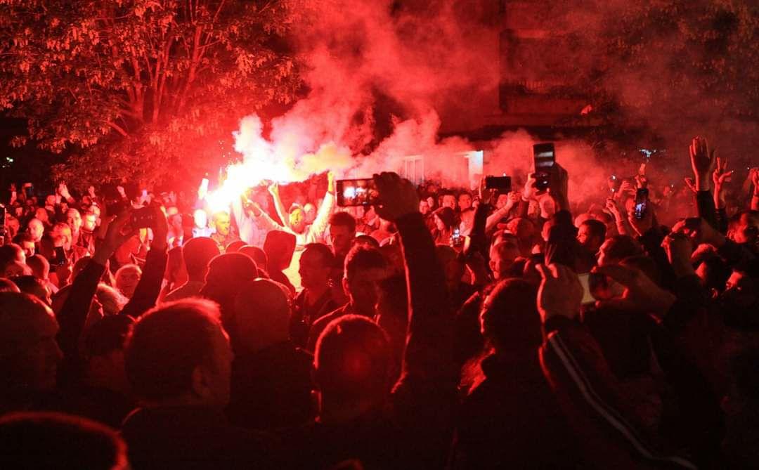 (ВИДЕО) БИБЛИЈСКЕ сцене љубави у Никшићу: Владика са својим народом