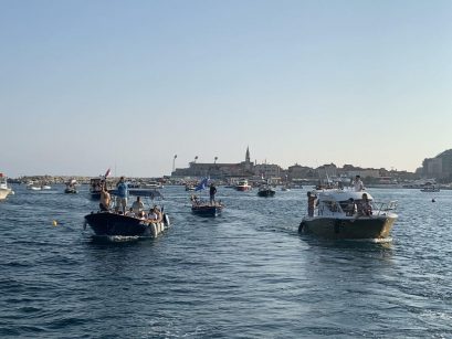 (ВИДЕО) Море наше НЕ ДА СВЕТИЊЕ – Велика литија баркама у Будви коју предводи Царевић