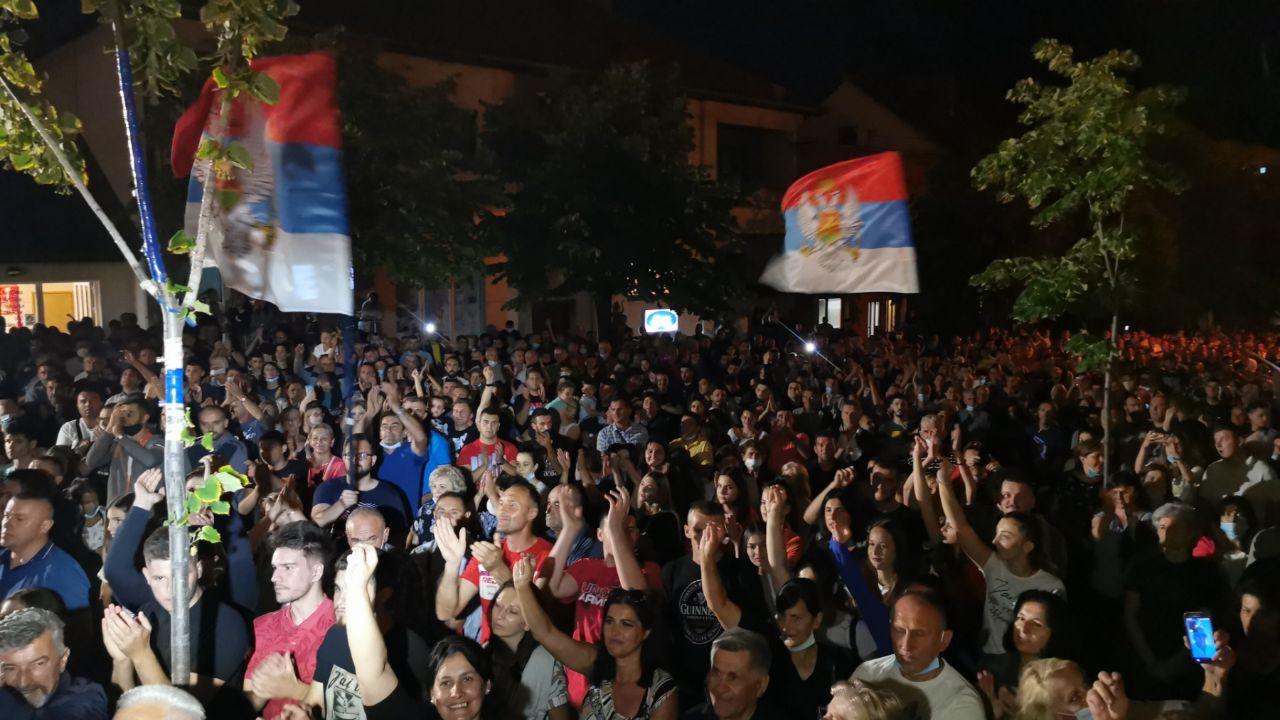 (ФОТО/ВИДЕО) Пљевља и вечерас бране светиње – тробојка од 150 метара улицама града! (ФОТО/ВИДЕО) Пљевља и вечерас бране светиње – тробојка од 150 метара улицама града!