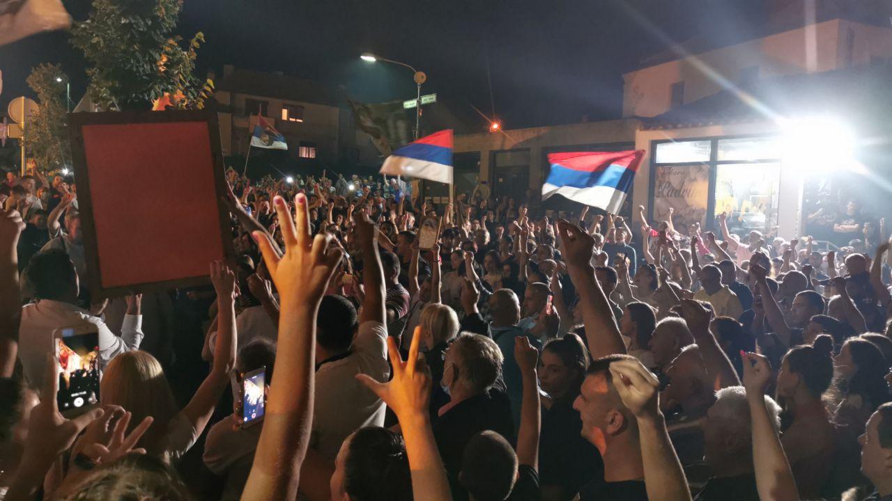 (ФОТО/ВИДЕО) Пљевља и вечерас бране светиње – тробојка од 150 метара улицама града! (ФОТО/ВИДЕО) Пљевља и вечерас бране светиње – тробојка од 150 метара улицама града!