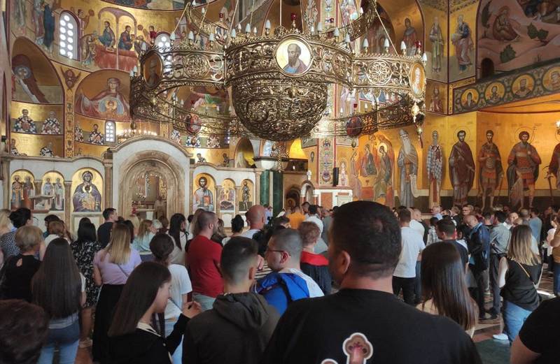 ДОСТОЈАН – Историјске сцене испред Храма: Дочек митрополита Јоаникија у Подгорици! (ФОТО/ВИДЕО) ДОСТОЈАН – Историјске сцене испред Храма: Дочек митрополита Јоаникија у Подгорици! (ФОТО/ВИДЕО)