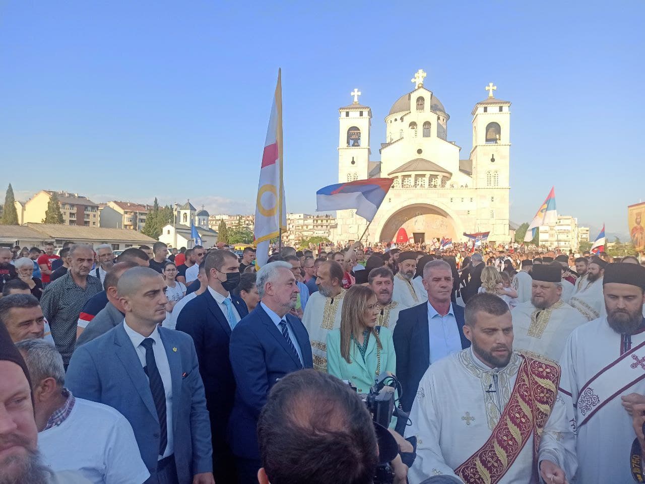 ДОСТОЈАН – Историјске сцене испред Храма: Дочек митрополита Јоаникија у Подгорици! (ФОТО/ВИДЕО) ДОСТОЈАН – Историјске сцене испред Храма: Дочек митрополита Јоаникија у Подгорици! (ФОТО/ВИДЕО)