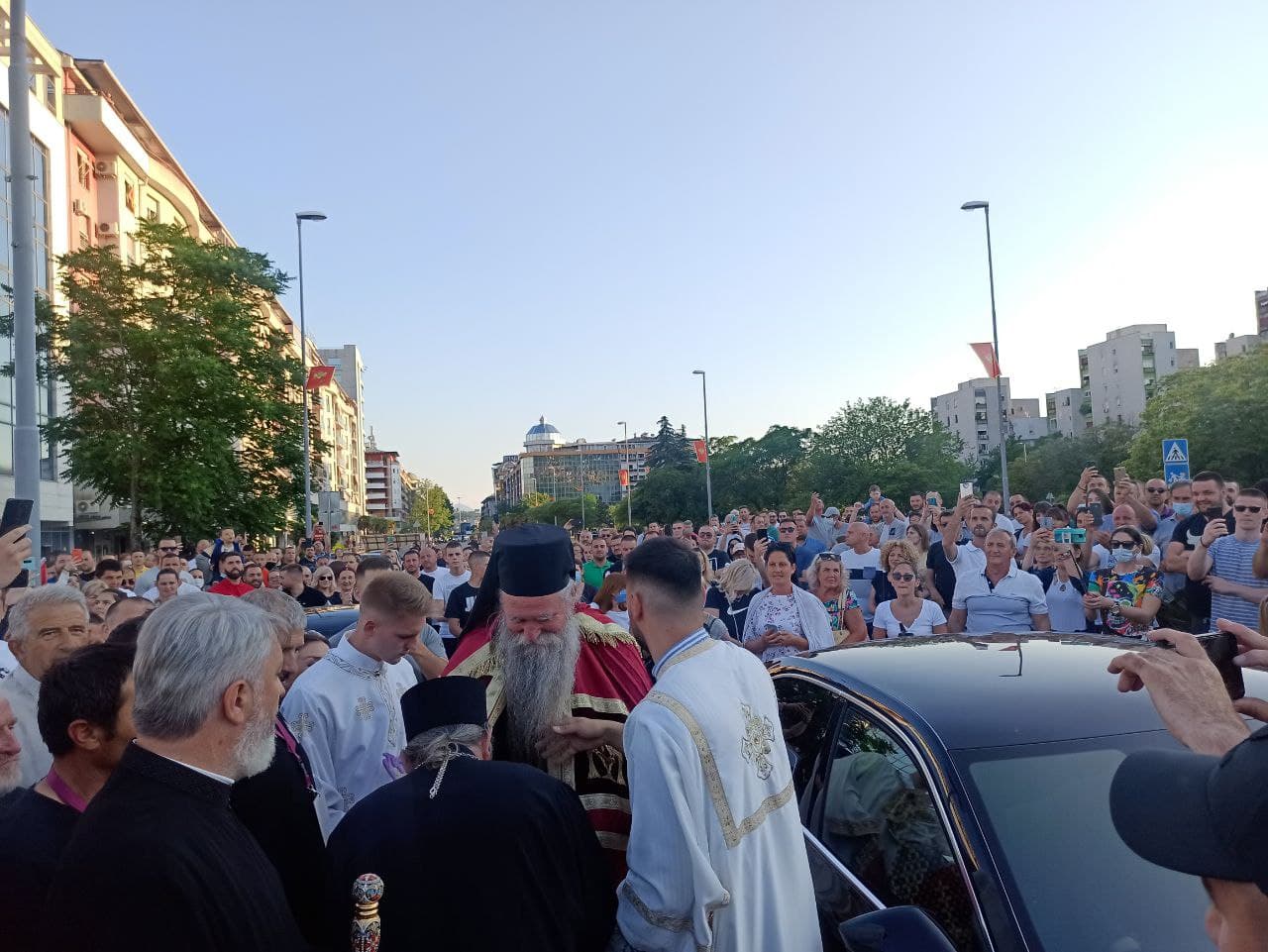 ДОСТОЈАН – Историјске сцене испред Храма: Дочек митрополита Јоаникија у Подгорици! (ФОТО/ВИДЕО) ДОСТОЈАН – Историјске сцене испред Храма: Дочек митрополита Јоаникија у Подгорици! (ФОТО/ВИДЕО)